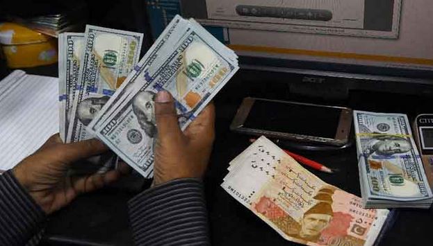 روپےکے مقابلے میں ڈالر مزید ایک روپے 70 پیسے سستا ہوگیا