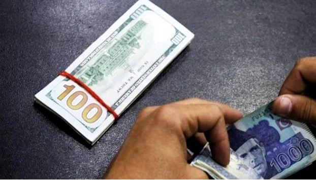 انٹربینک: روپیہ مضبوط، ڈالر مزید سستا ہوکر 216 روپے 80 پیسے کا ہوگیا