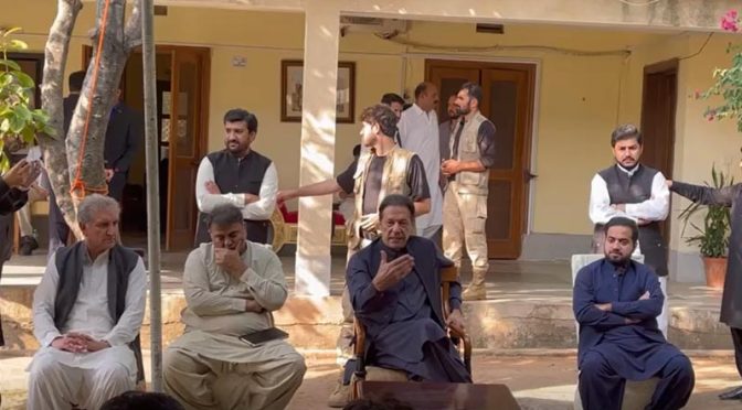 سیاست کے لبادے میں قابض گروہ آئین و جمہوریت پر حملہ آور ہے، عمران خان