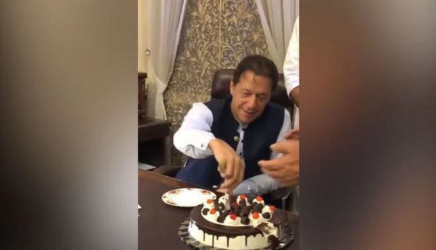 عمران خان نے اپنی 70 ویں سالگرہ کاکیک کاٹا اور اصل تاریخ پیدائش بھی بتا دی