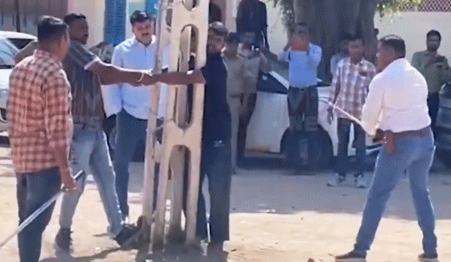 بھارتی پولیس اہلکاروں کا مسلمان نوجوانوں کو کھمبے سے باندھ کر بدترین تشدد