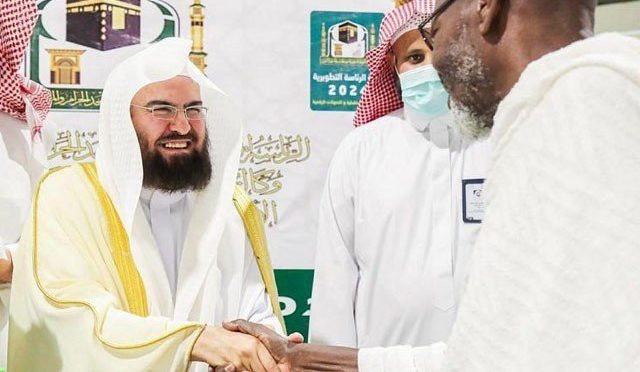 خانہ کعبہ اور مسجد نبوی ﷺ میں بزرگوں کی خدمت کیلئے ’توقیر‘ پروگرام کا آغاز