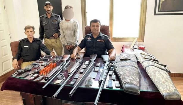 کراچی میں خفیہ اطلاع پر پولیس کی کارروائی، گھر سے بھاری اسلحہ برآمد