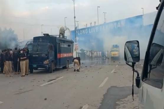 پشاور: اساتذہ کا احتجاج، پولیس کا لاٹھی چارج، شیلنگ، ہوائی فائرنگ سے 2 اہلکار زخمی