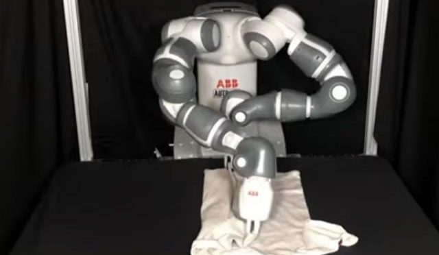 تیزی سے کپڑے تہ کرنے والا روبوٹ