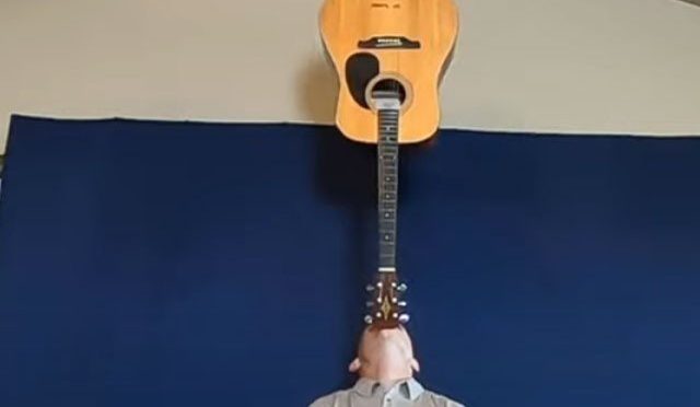 ٹھوڑی پر گٹار کھڑا کرنے کا گینیز ریکارڈ