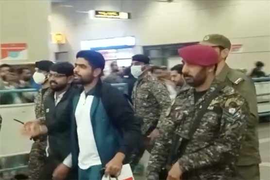 کپتان بابراعظم ساتھی پلیئرزکےہمراہ وطن پہنچ گئے، مداحوں کی ہیروزکیساتھ سیلفیاں