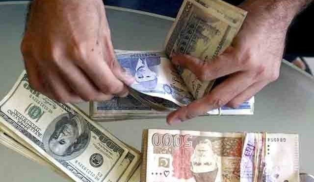کاروباری ہفتےکے پہلے روز انٹربینک میں ڈالر سستا ہوگیا