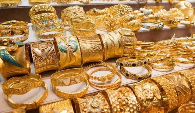 سونے کی فی تولہ قیمت میں 400 روپے کمی
