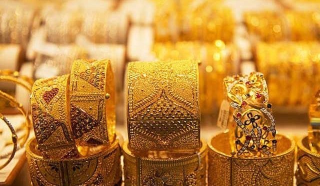 سونے کی فی تولہ قیمت میں 400روپے کمی