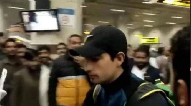 ‘شیر آیا شیر’ وطن واپسی پر نسیم شاہ کو ائیرپورٹ پر دیکھ کر شائقین کے نعرے
