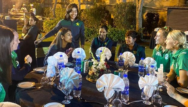 پاکستان اور آئر لینڈ کی ویمن کرکٹرز کو پاکستان کرکٹ بورڈ کی جانب سے عشائیہ