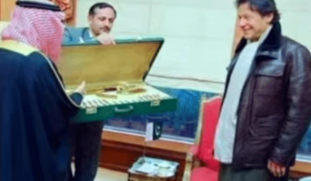عمران خان کو ملے قیمتی تحائف 20 لاکھ ڈالرز میں خریدے، تاجر عمر فاروق کا دعویٰ