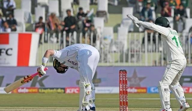 پہلا ٹیسٹ؛ انگلینڈ کی دوسرے روز بھی پاکستان کیخلاف بیٹنگ جاری