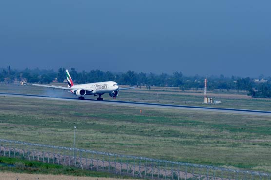 سیالکوٹ انٹرنیشنل ایئرپورٹ رن وے بند، پروازیں لاہور منتقل