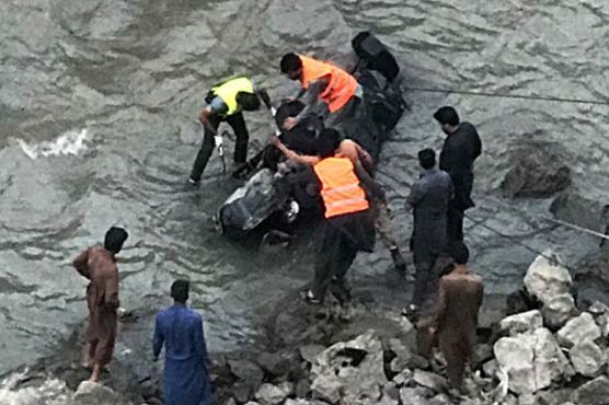 بٹگرام: مسافر وین دریا میں جاگری، 4 مسافر جاں بحق،متعدد لاپتہ