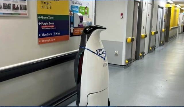 برطانوی اسپتال میں دوا پہنچانے والا پینگوئن روبوٹ