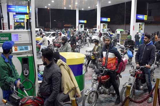 عوام کیلئے بڑا ریلیف، پٹرولیم مصنوعات کی قیمتوں میں 38 روپے تک کمی کا امکان