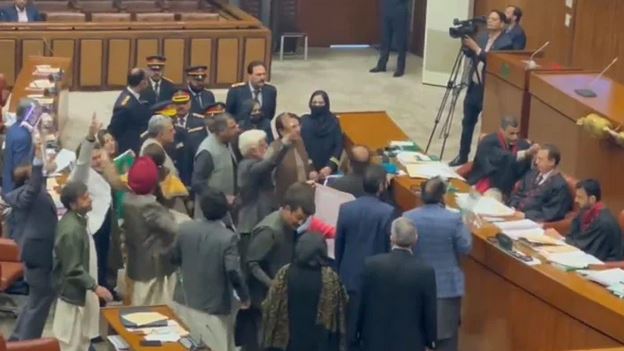 اعظم سواتی کی گرفتاری اور پروڈکشن آرڈر جاری نہ کرنےکیخلاف سینیٹ میں پی ٹی آئی کا احتجاج