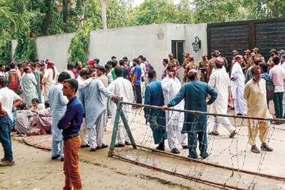 پی ٹی آئی ورکرز کا عمران خان سے ملاقات کیلئے زمان پارک کے باہر احتجاج