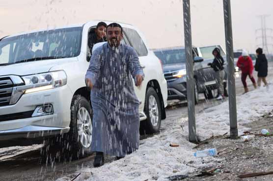 گرم ترین ملک کویت میں ژالہ باری، شہری سڑکوں پر نکل آئے