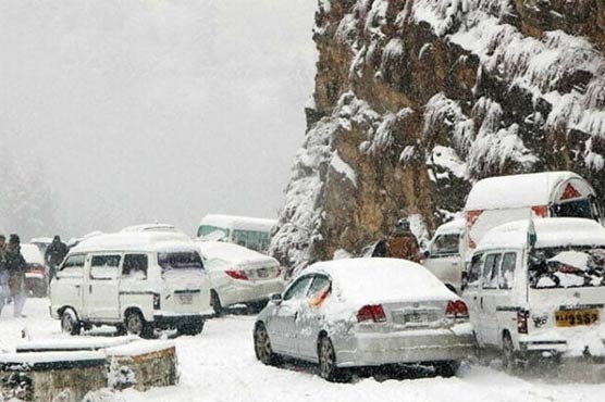 بلوچستان میں شدید برفباری :گاڑیوں میں پھنسے ایک ہزار افراد کو ریسکیو کر لیا گیا