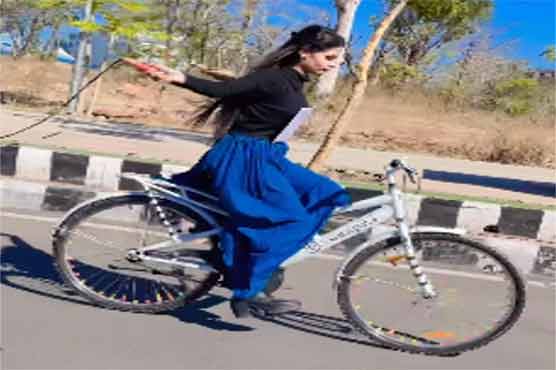 سائیکل چلاتے ہوئے حیران کن کرتب کرنے والی لڑکی انٹرنیٹ پر وائرل