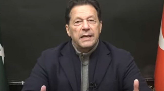فواد چوہدری کے ساتھ دہشت گرد جیسا سلوک اور جسمانی ریمانڈ دینا غلط ہے، عمران خان