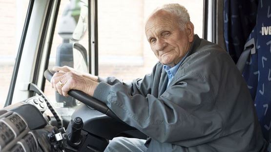 90 سال کی عمر میں بھی یہ ٹرک ڈرائیور کام جاری رکھنے کے خواہشمند