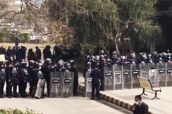 پولیس فواد چودھری کو لے کر اسلام آباد پہنچ گئی، ایف ایٹ کچہری پیش کیا جائیگا