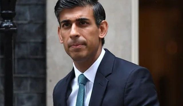 برطانوی وزیراعظم نے سیٹ بیلٹ نہ باندھنے پر معافی مانگ لی