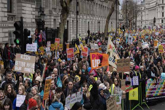 برطانیہ : متعدد شعبوں کے نصف ملین ملازمین کی ہڑتال، تنخواہیں بڑھانے کا مطالبہ