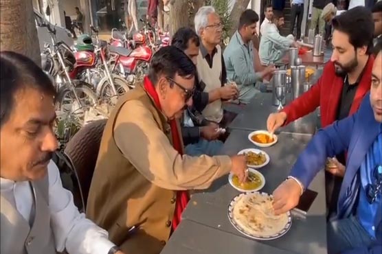 شیخ رشید کی لاہور بھٹہ چوک میں ڈھابے پر کھانا کھانے کی ویڈیو وائرل