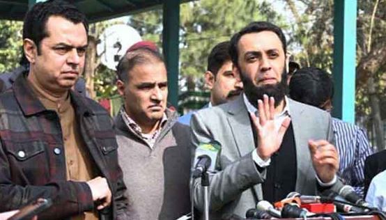 عمران خان باقی کاموں کے لیے فٹ، عدالتوں کا نام سنتے ہی کانپیں ٹانگ جاتی ہیں: عطا تارڑ