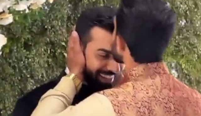 حسن علی نے شاداب خان کا بوسہ لے لیا