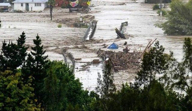نیوزی لینڈ میں طوفان نے تباہی مچادی؛ گھر کی چھتوں سے لاشیں برآمد