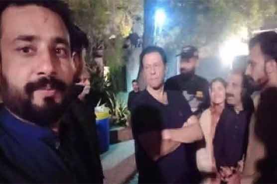 عمران خان کی گھر سے باہر نکل کر کارکنوں سے ملاقات، سحری انتظامات کا جائزہ لیا