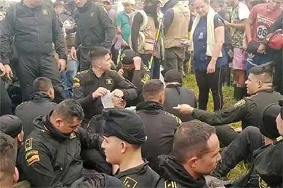 کولمبیا میں پرتشدد مظاہرے : پولیس افسر ہلاک، 79 اہلکاروں کو یرغمال بنا لیا گیا