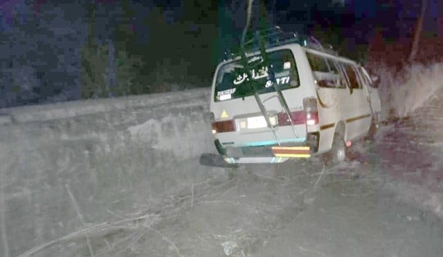 راولپنڈی میں مسافر وین کھائی میں جاگری، ایک شخص جاں بحق، 9 زخمی