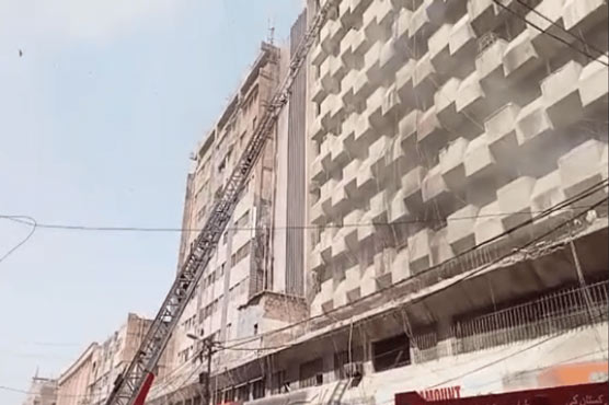 کراچی: کثیر المنزلہ عمارت میں آگ لگ گئی، ایک شخص جاں بحق