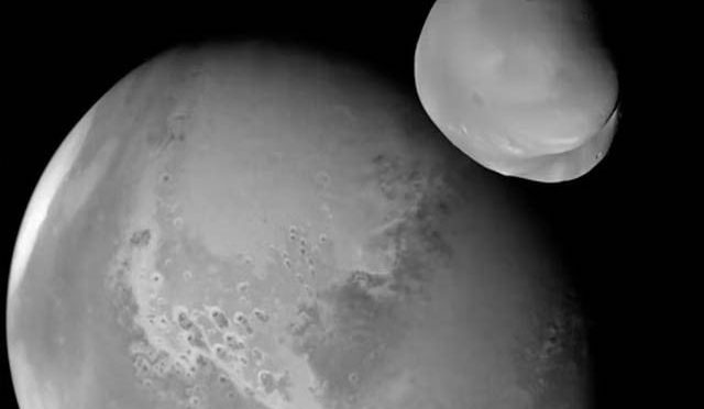 اماراتی خلائی جہاز نے مریخی چاند کی شاندار تصاویر جاری کردیں