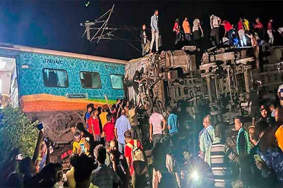 بھارت : مسافر اور مال بردار ٹرینوں میں تصادم، 233 افراد ہلاک
