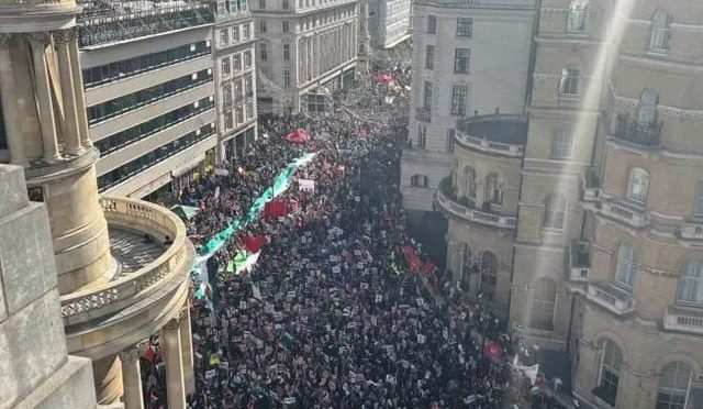 لندن اور نیو یارک میں فلسطین کے حق میں ہزاروں افراد کا احتجاج