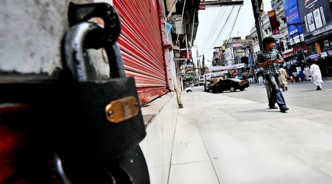 لاہور میں اسموگ لاک ڈاؤن کے دوران کھلنے والی دکانیں پولیس نے بند کرا دیں