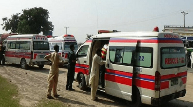 لاہور میں تیز رفتار ویگن کی ڈمپر کو ٹکر، ڈرائیور سمیت تین افراد جاں بحق