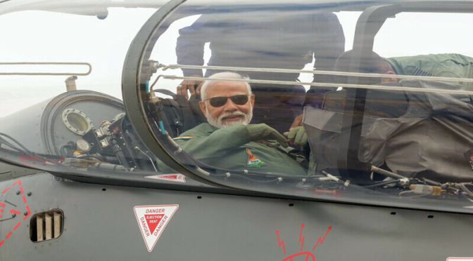 بھارتی وزیراعظم مودی جنگی طیارے میں بیٹھ گئے، الیکشن جیتنے کیلئے کرتب
