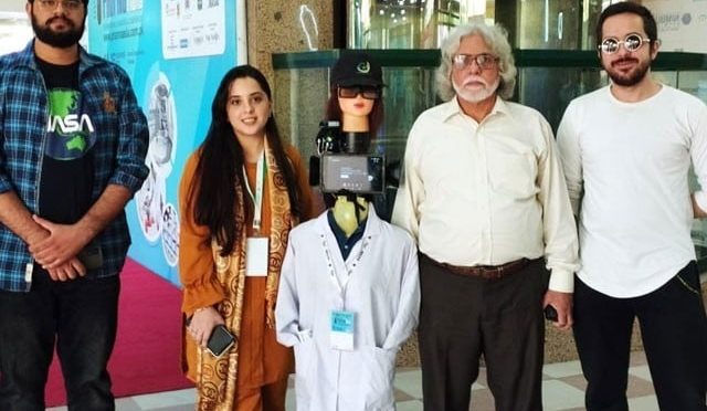 پاکستان کا پہلا ٹیلی پریزنس روبوٹ تیار، طبی ماہرین طویل فاصلے سے مریض کا معائنہ کرسکیں گے