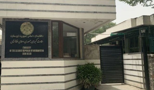 بھارت؛ عدم تعاون پر افغان سفارت خانے کے عملے نے دفتر کو تالا لگا دیا