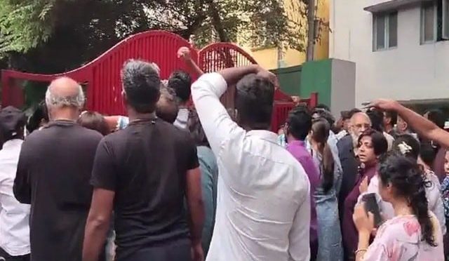 بھارتی پولیس کو ریاست کرناٹک کے 20 اسکولوں میں بم رکھنے کی اطلاع پر بم ڈسپوزل اسکواڈ اور بھاری نفری کو طلب کرلیا گیا