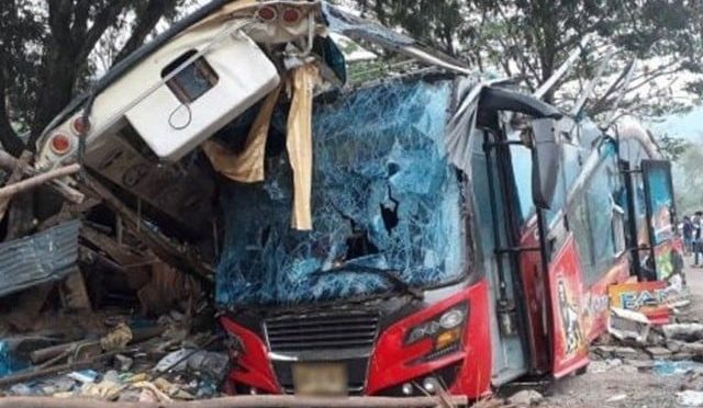 تھائی لینڈ میں ڈبل ڈیکر بس درخت سے ٹکرا گئی، 14 افراد ہلاک